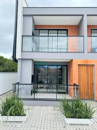 Apartamentos superiores e térreos com 3 quartos, sendo 1 suíte a 200m da Praia do Sonho em Palhoça - SC com valores a partir de: