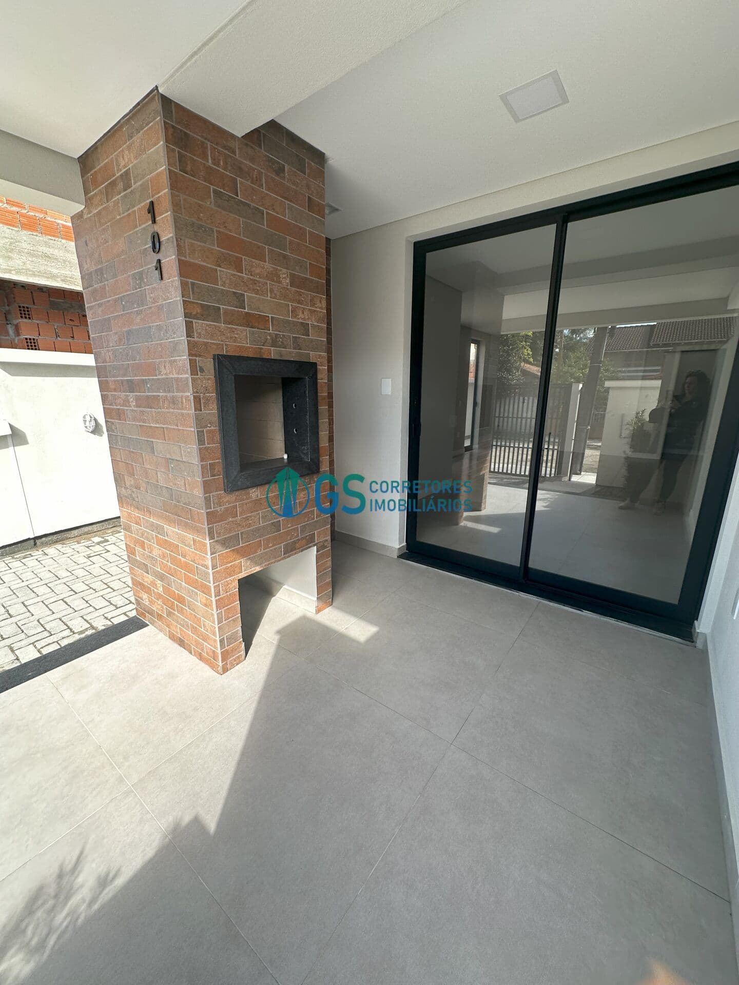 Apartamento garden de 2 suítes pé na areia com terreno e portão privativos na Praia do Sonho em Palhoça/SC