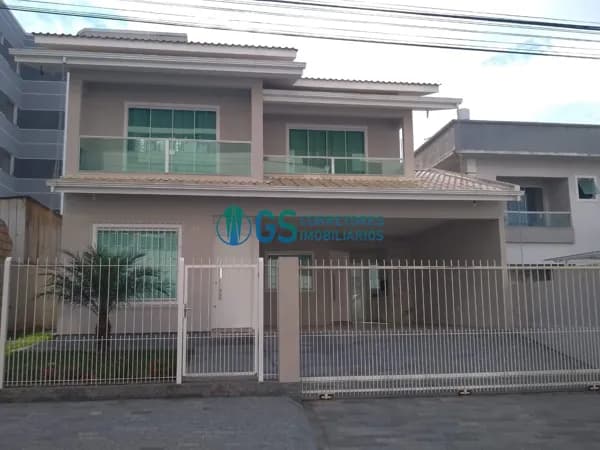 Casa com ótima localização no Pagani!