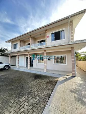 Casa-sobrado de 380m² próximo ao mar na Praia do Sonho/SC, com apartamentos com quartos, sala cozinha e churrasqueira nos dois andares.