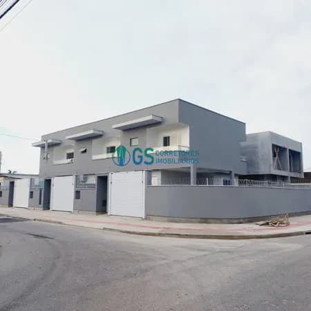 Sobrados com 02 dormitórios e garagem coberta na Barra do Aririu