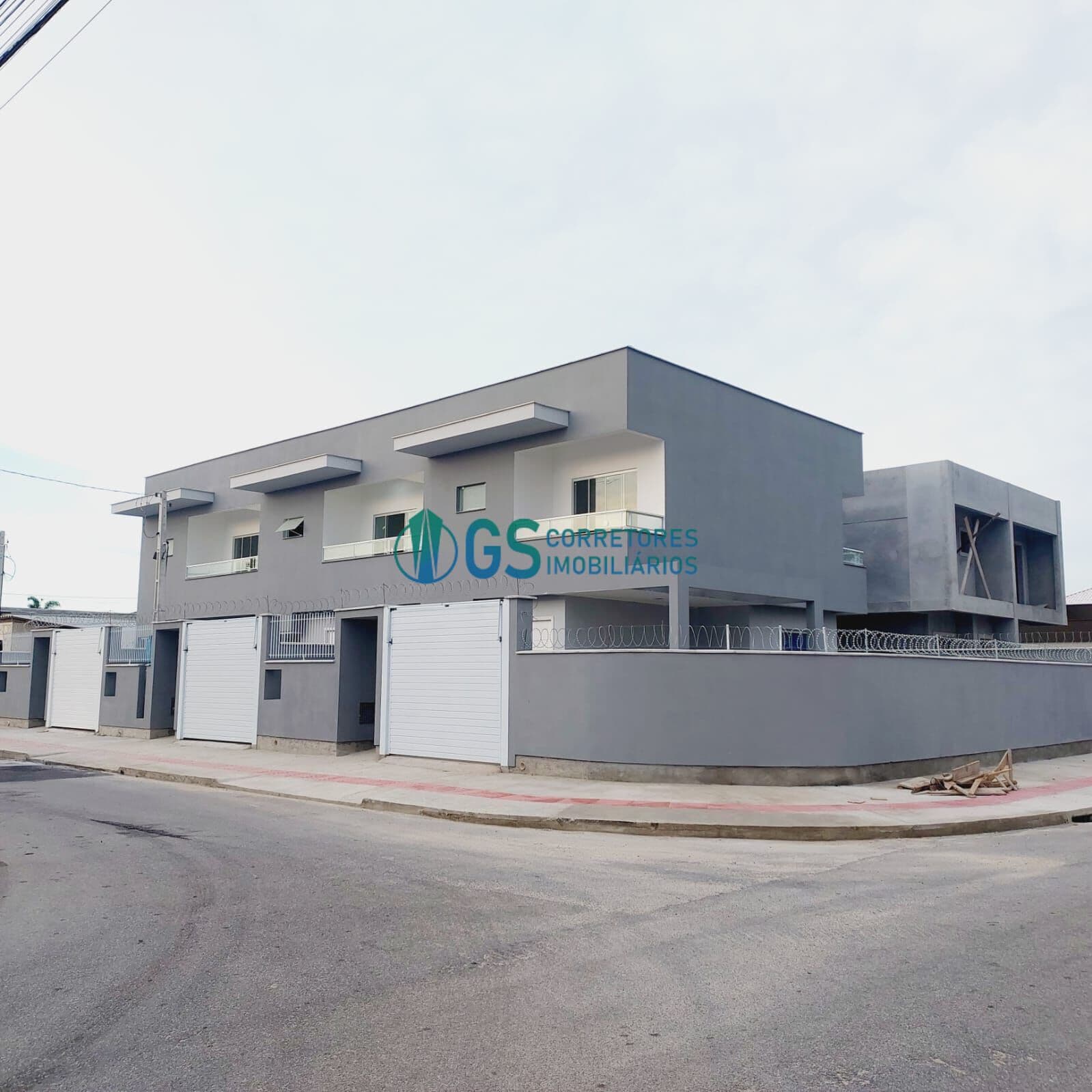 Sobrados com 02 dormitórios e garagem coberta na Barra do Aririu
