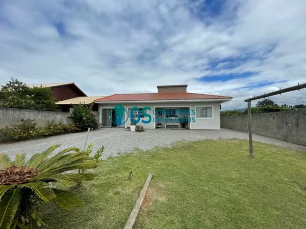 Casa com três quartos na Pinheira