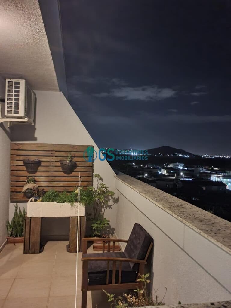 Ampla Cobertura com 3 quartos, sendo 1 suíte com vista para o mar e para as montanhas em excelente localização em Palhoça - SC