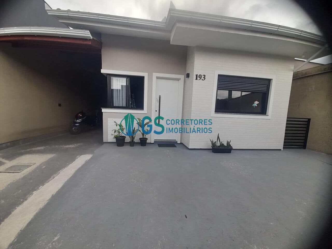 Casa de 3 Dormitórios e Piscina À Venda em Palhoça/SC