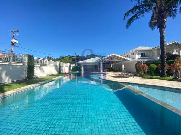 Belíssima casa em condomínio fechado com 3 suítes.