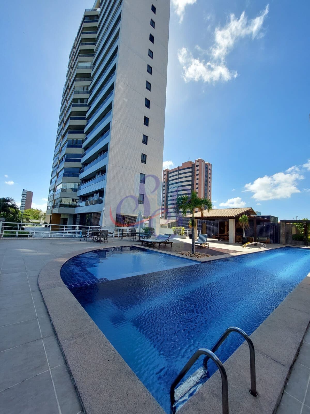 Amplo apartamento com 4 suítes no bairro Guararapes