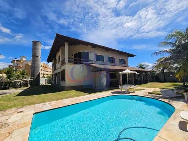 Casa mobiliada com 5 suítes e piscina privativa.