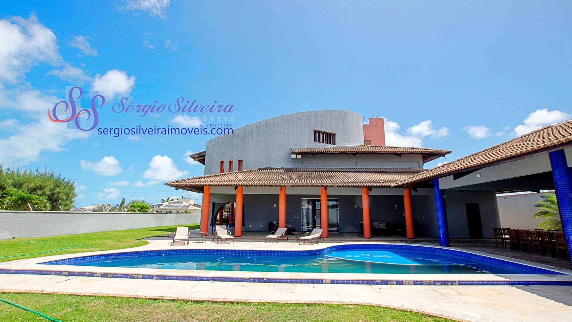 Luxuosa casa no Bairro Dunas com 5 suítes e vista para o mar