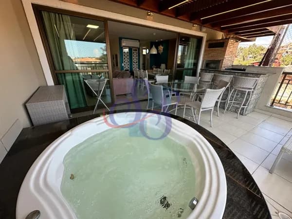 Cobertura duplex toda mobiliada e climatizada, com 3 suítes no Porto das Dunas.