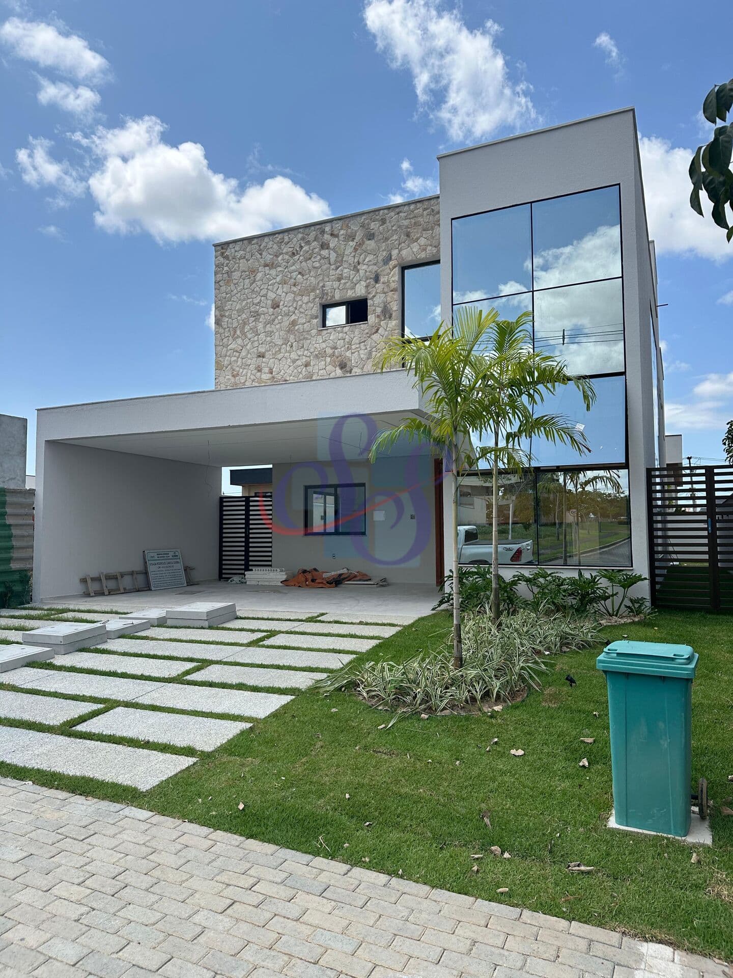 Belíssima casa com 4 suítes e piscina privativa na Cidade Alpha!