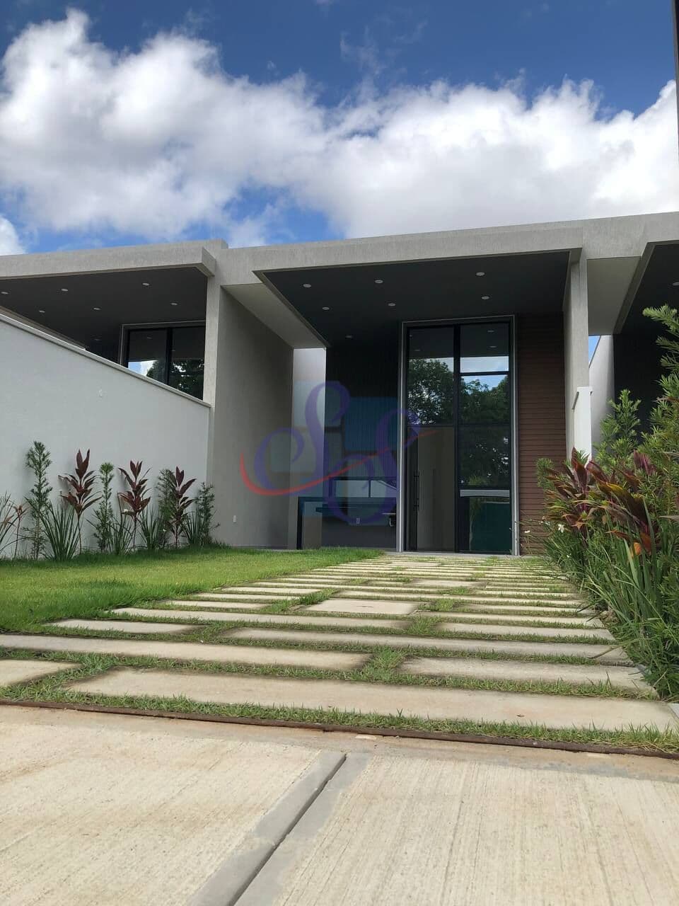 Casa ampla com 4 suítes com excelente localização em Eusébio.