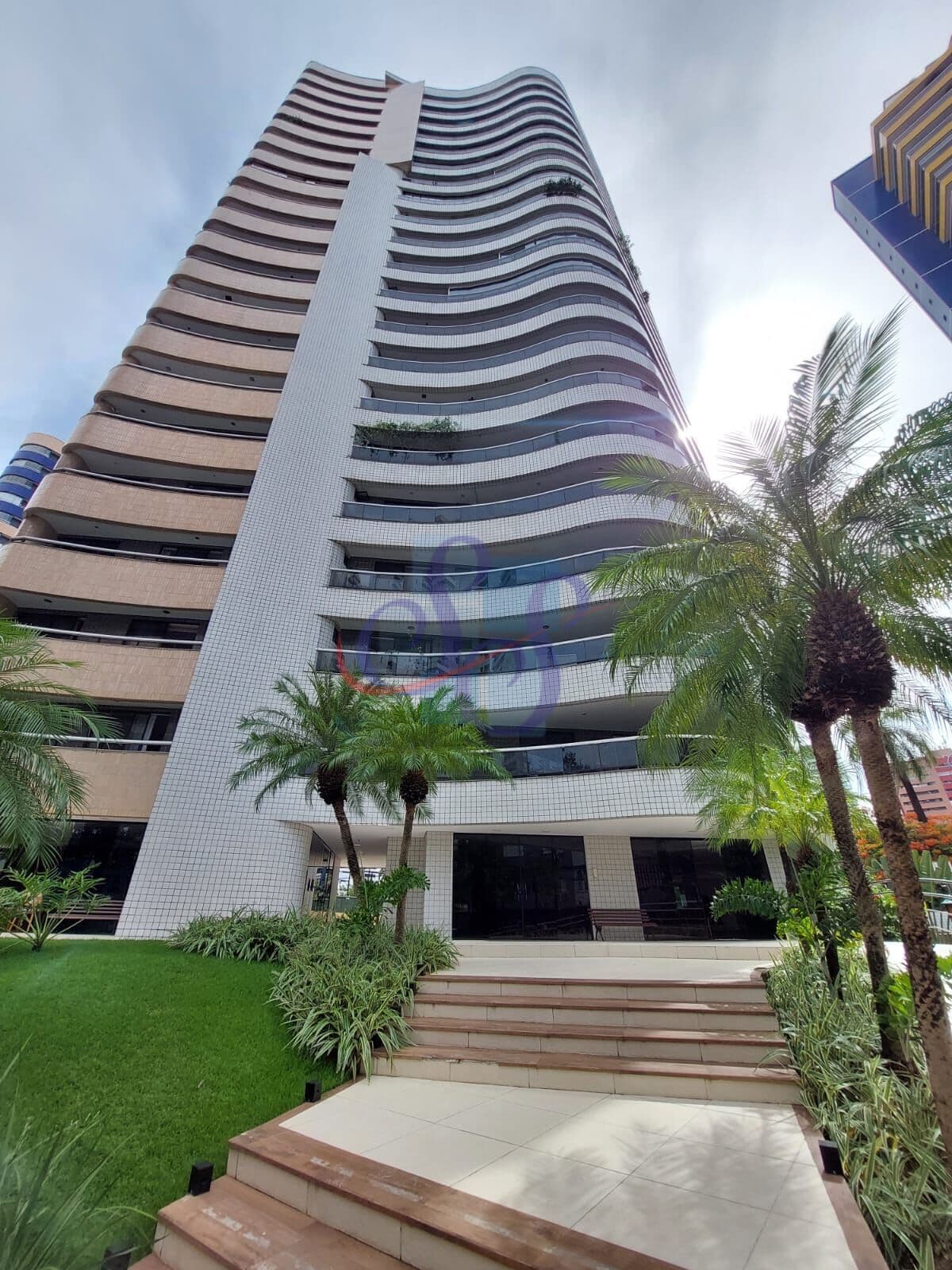 Lindo apartamento com 3 suítes no Meireles