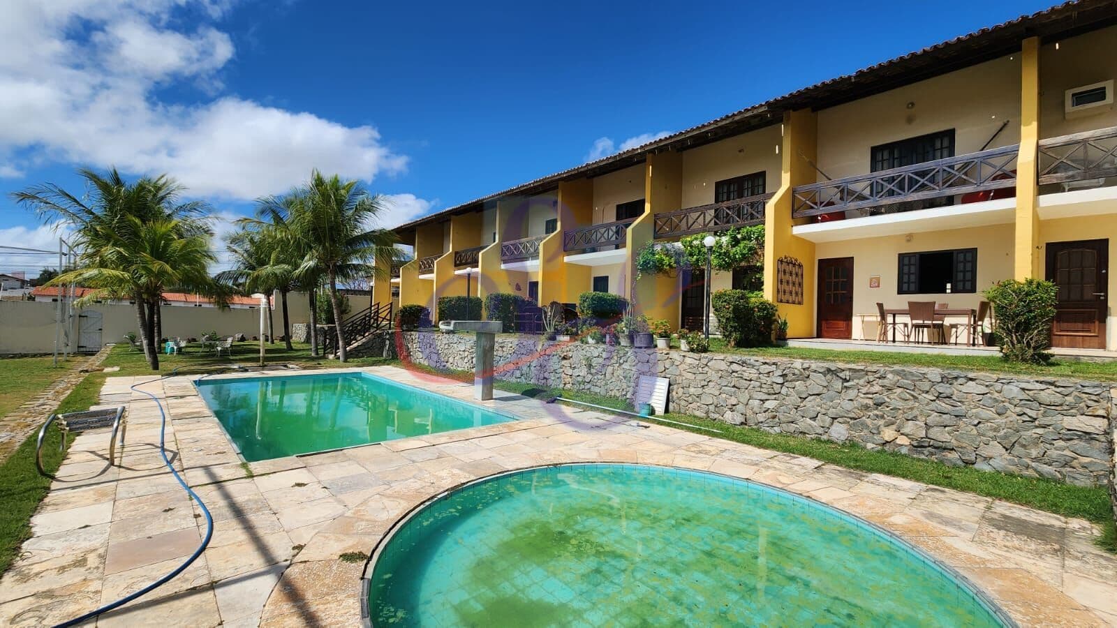 Casa duplex com 3 suítes no Porto das Dunas