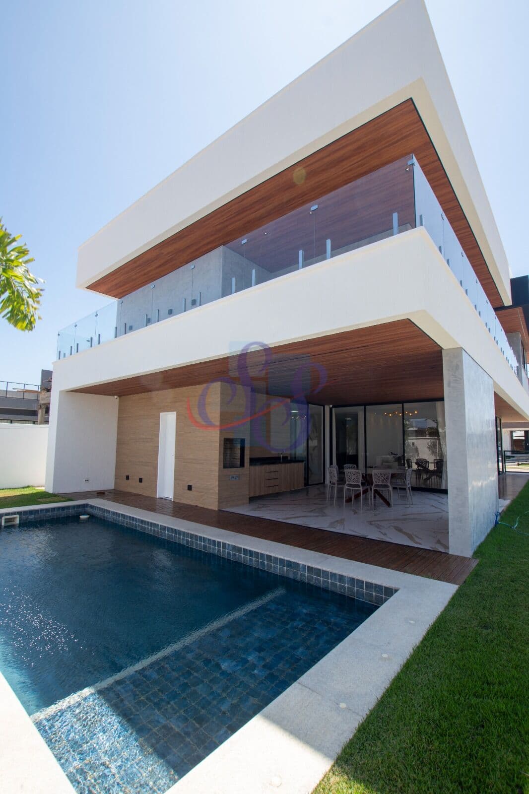 Linda casa duplex com 4 suítes e piscina privativa na Cidade Alpha.