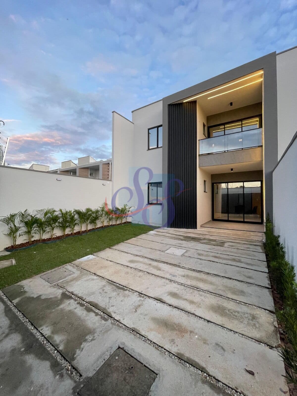 Ampla casa duplex com 4 quartos em Eusébio.