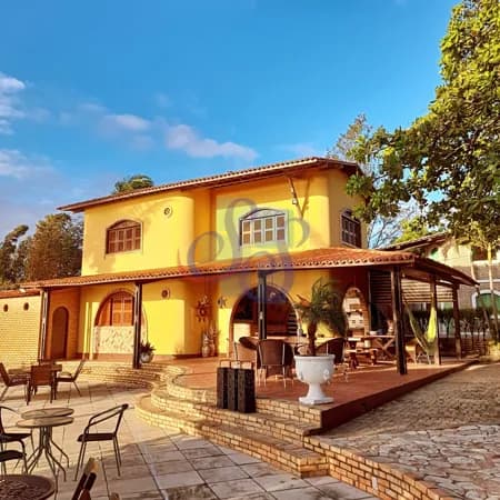 Casa porteira fechada à venda com 9 suítes!