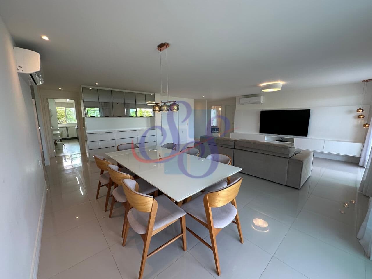 Amplo apartamento com 5 suítes em Porto das Dunas - Golf Ville