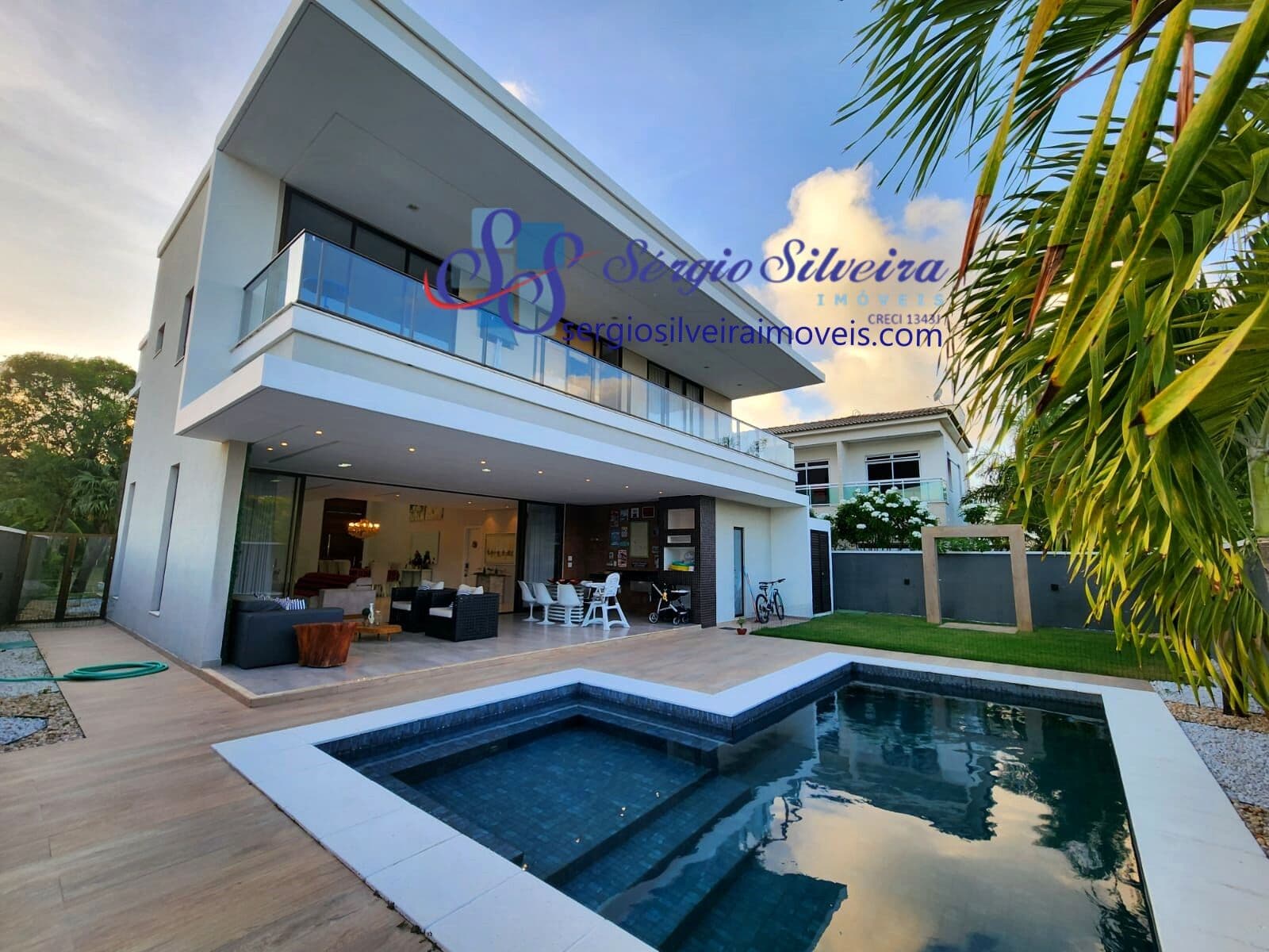 Belíssima casa com 4 suítes e piscina com hidro no Alphaville Fortaleza