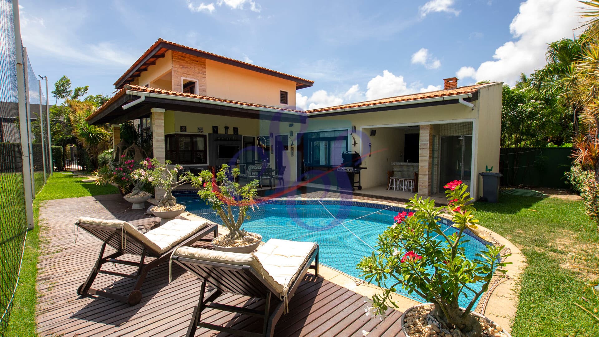 Casa mobiliada no Alphaville Fortaleza com 3 suítes, piscina privativa.