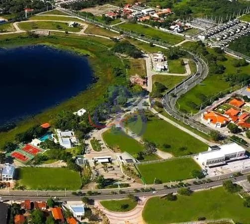 Amplo lote frente lago no condomínio Azur - Eusébio