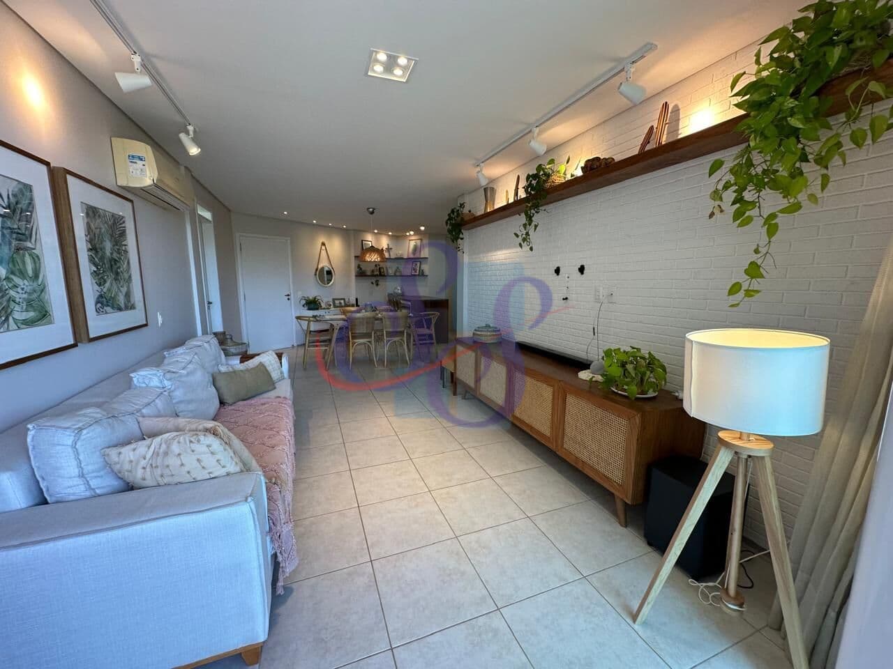 Apartamento pé na areia com 2 suítes no Porto das Dunas.