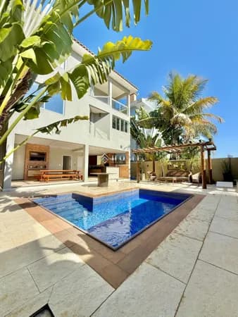 Linda casa no condomínio Fazenda da Serra para venda ou locação.