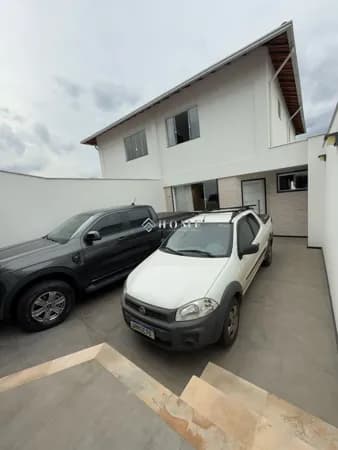 Excelente casa Geminada no bairro Ouro Preto.
