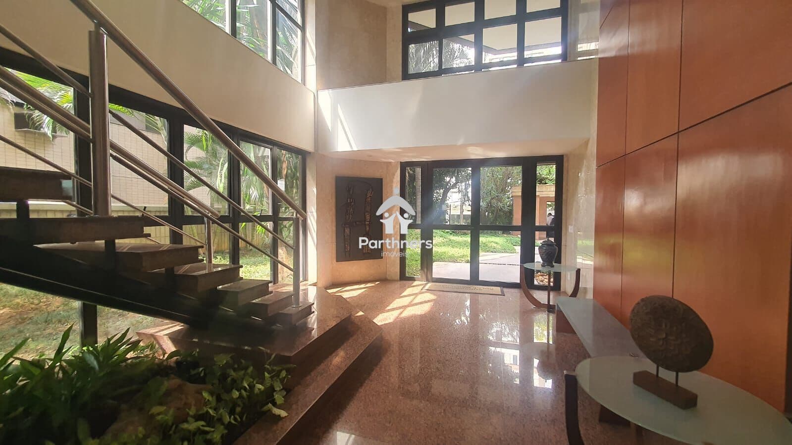 Charmoso e amplo Apto 4 Quartos, 2 Suítes, 237 m2, Reformado, no Coração do Lourdes - A apenas alguns poucos passos do Minas I
