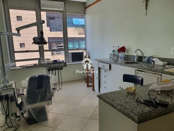 Sala comercial de 29m², 1 banheiro e 1 vaga. Consultório Odontológico montado