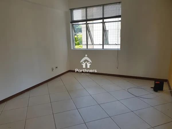 Sala comercial de 22,36m², 1 banheiro, interfone, Portaria 24h, recepção, 200 m da Av. do Contorno.