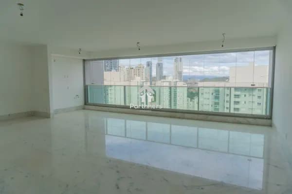 Apartamento Alto Padrão 4 Quartos, 2 Suítes e 2 Semi-suítes, 196 m2, Andar Super Alto, Vista Panorâmica Cinematográfica para as montanhas, na Vila da Serra, Nova Lima