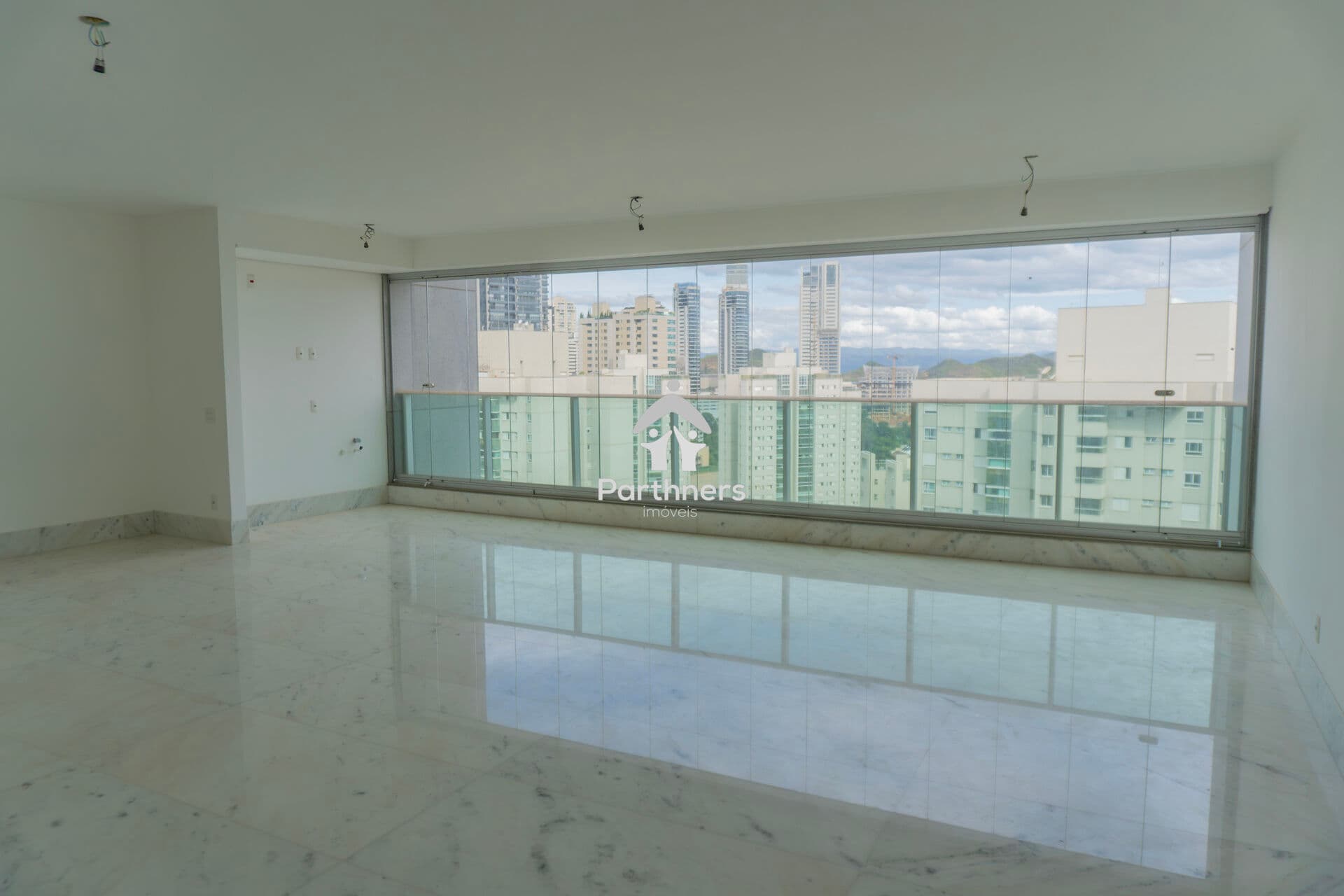 Apartamento Alto Padrão 4 Quartos, 2 Suítes e 2 Semi-suítes, 196 m2, Andar Super Alto, Vista Panorâmica Cinematográfica para as montanhas, na Vila da Serra, Nova Lima
