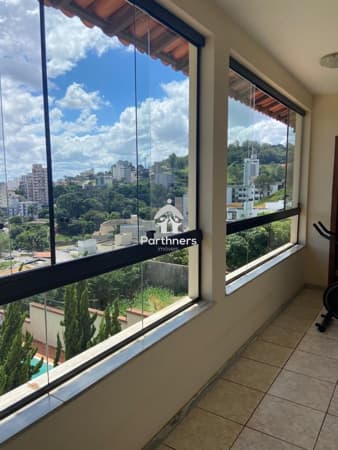 Casa à venda com 4 quartos e 3 suítes, com vista excepcional no Santa Lúcia/BH