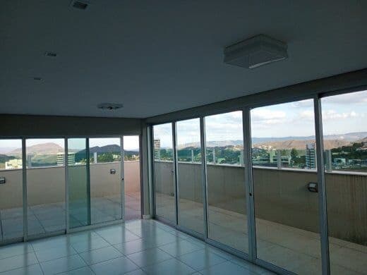 Ótima cobertura duplex a venda, são 245 m2, 3 quartos, 4 vagas no Vale do sereno, Nova Lima, MG.