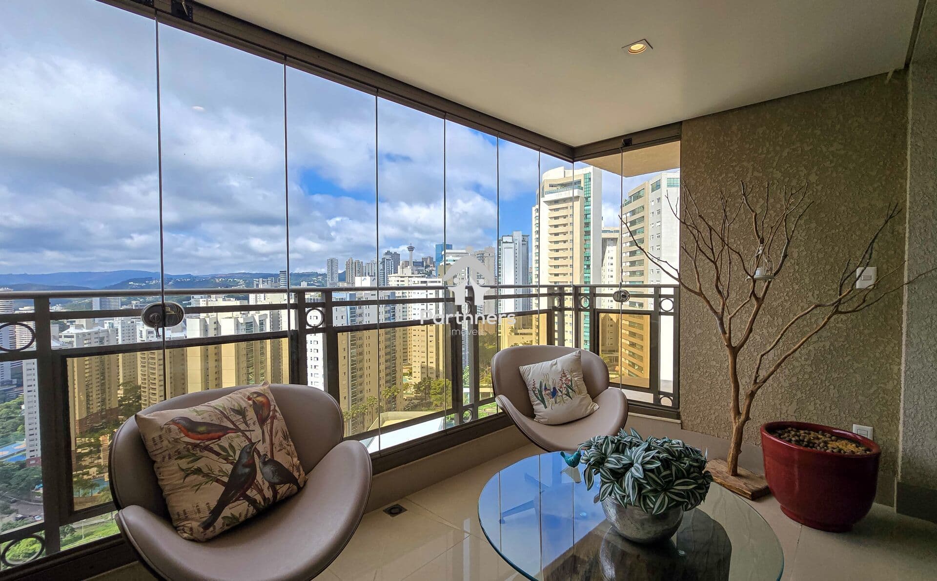 Elegante Apartamento 4 Quartos, 4 Suítes, 212 m2, Decorado, Andar Alto, Vista Panorâmica Cinematográfica, Lazer Premium, no Ponto mais Charmoso e Sofisticado da Vila da Serra