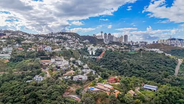 Lindíssima Mansão de 3 Qts, 3 Suítes, 600m2, Terreno de 2.100 m2, Vista Panorâmica Cinematográfica para a Mata, no Condomínio Vila do Conde