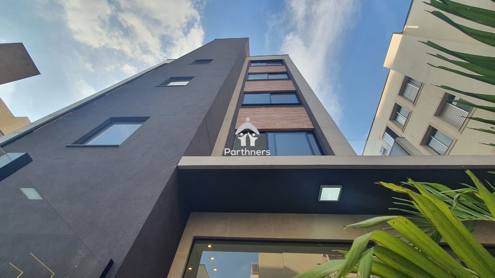Charmosa Cobertura Duplex 2 Quartos, 2 Suítes, 134,03 m2 (97,9 m2 Interno + 36,14 m2 Externo), no Santo Antônio, a curtísssima distância da Av. Prudente de Moraes