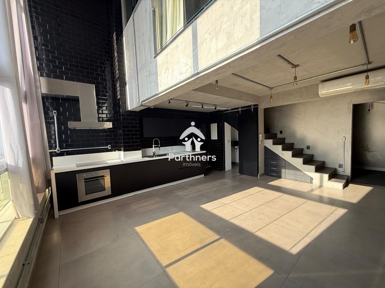 Charmoso Loft Duplex 1 Quarto, 1 Suíte, 107m2, Reformado, Decorado, Sala com Pé-Direito Duplo, Vista Panorâmica Cinematográfica, Andar Super Alto, Marcenaria 1ª Linha, Lazer Premium, na Vila da Serra