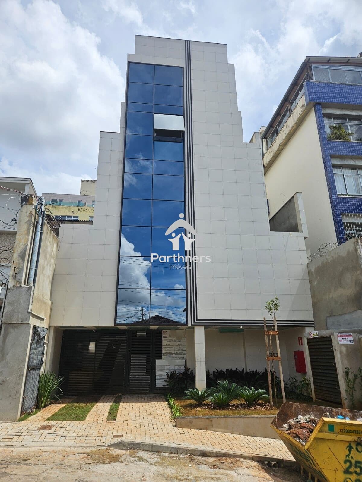 Charmosa Área Privativa em Prédio Moderno, 3 Quartos, Suíte, 85,44 m2 (78,6m2 interno + 6,8m2 externo), no Alto Barroca