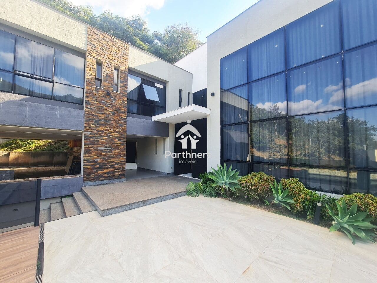 Lindíssima Mansão de 4 Qts, 2 Suítes e 2 Semi-suítes, 450m2, Vista Panorâmica Cinematográfica - Luxo e Bom Gosto no Cond. Vila Alpina
