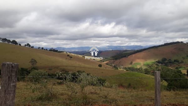 Terreno com chácaras em condomínio fechado