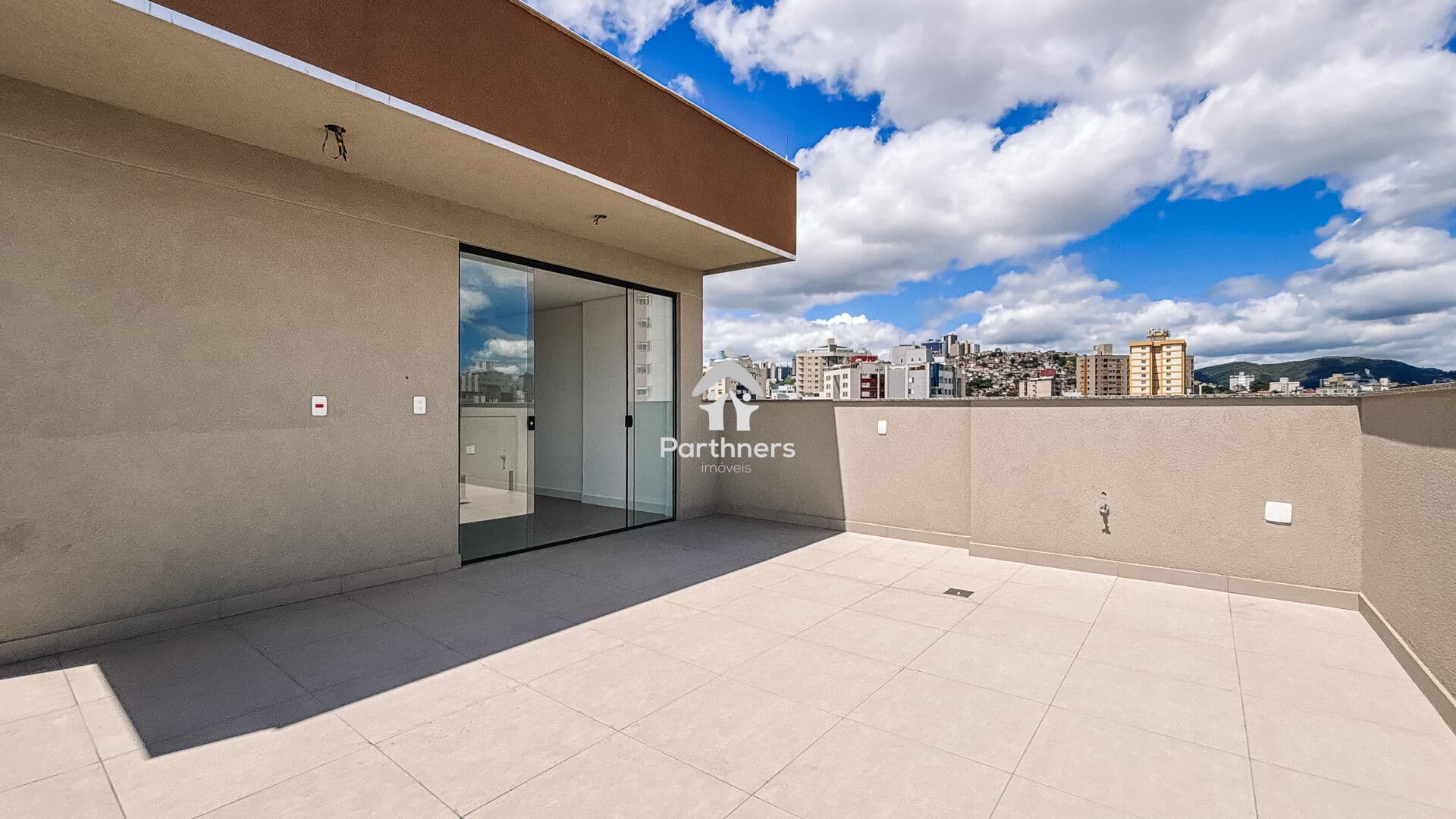 Sofisticada Cobertura Duplex 4 Quartos, 4 Suítes, 2 Closets, 186,81 m² (149,48 m² Interno + 37,33 m² Externo), Elevador vai até o 2º nível da Cobertura, Infraestrutura para Spa e Gourmet, Lazer e Gourmet na medida certa no Grajaú - a poucos passos da Av