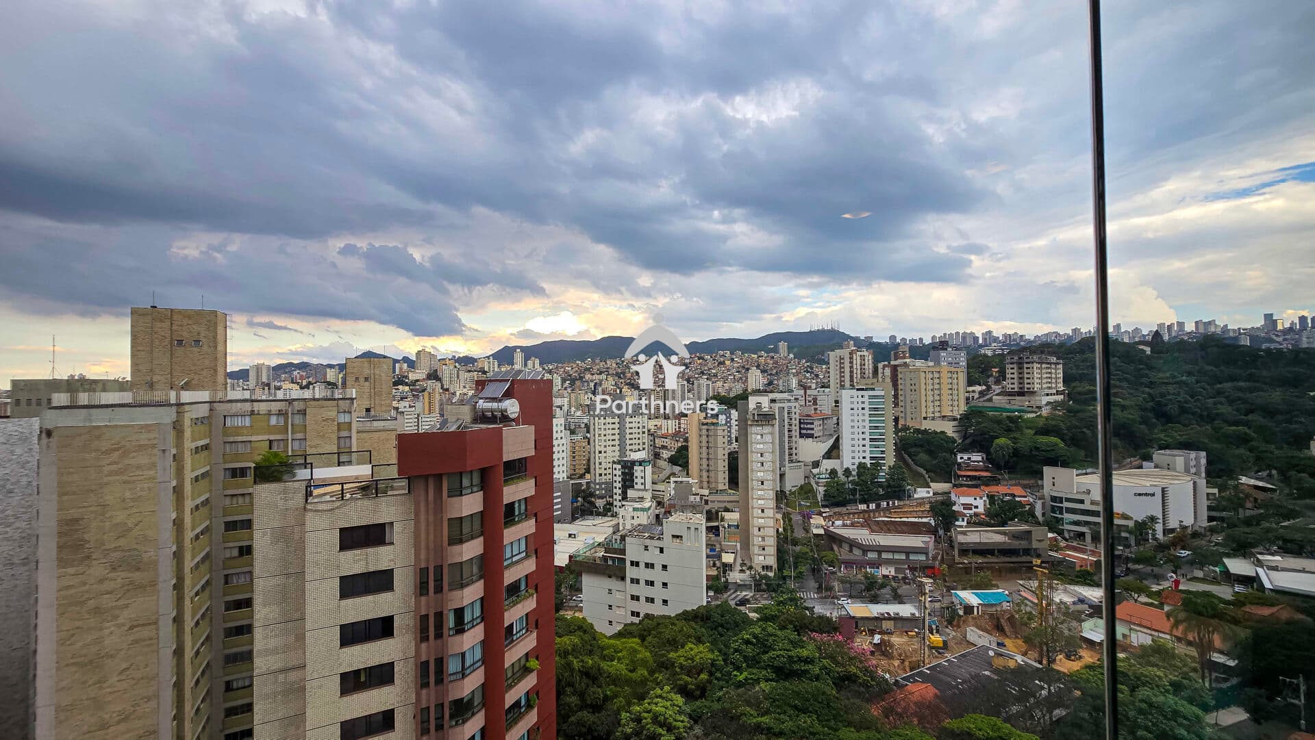 Sofisticado Apartamento Design, 4 Quartos, 1 Suíte e 2 Semi-Suítes, 156 m2, Vista Panorâmica Cinematográfica, Reformado e Decorado, Lazer Premium, no Coração do Luxemburgo