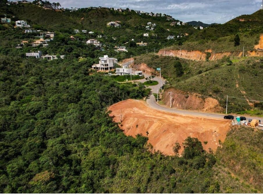 Oportunidade imperdível! Excelente Terreno de 1.019 m2, Projeto com Alvará Pronto, no Villa Del Rey Anexo, Nova Lima.