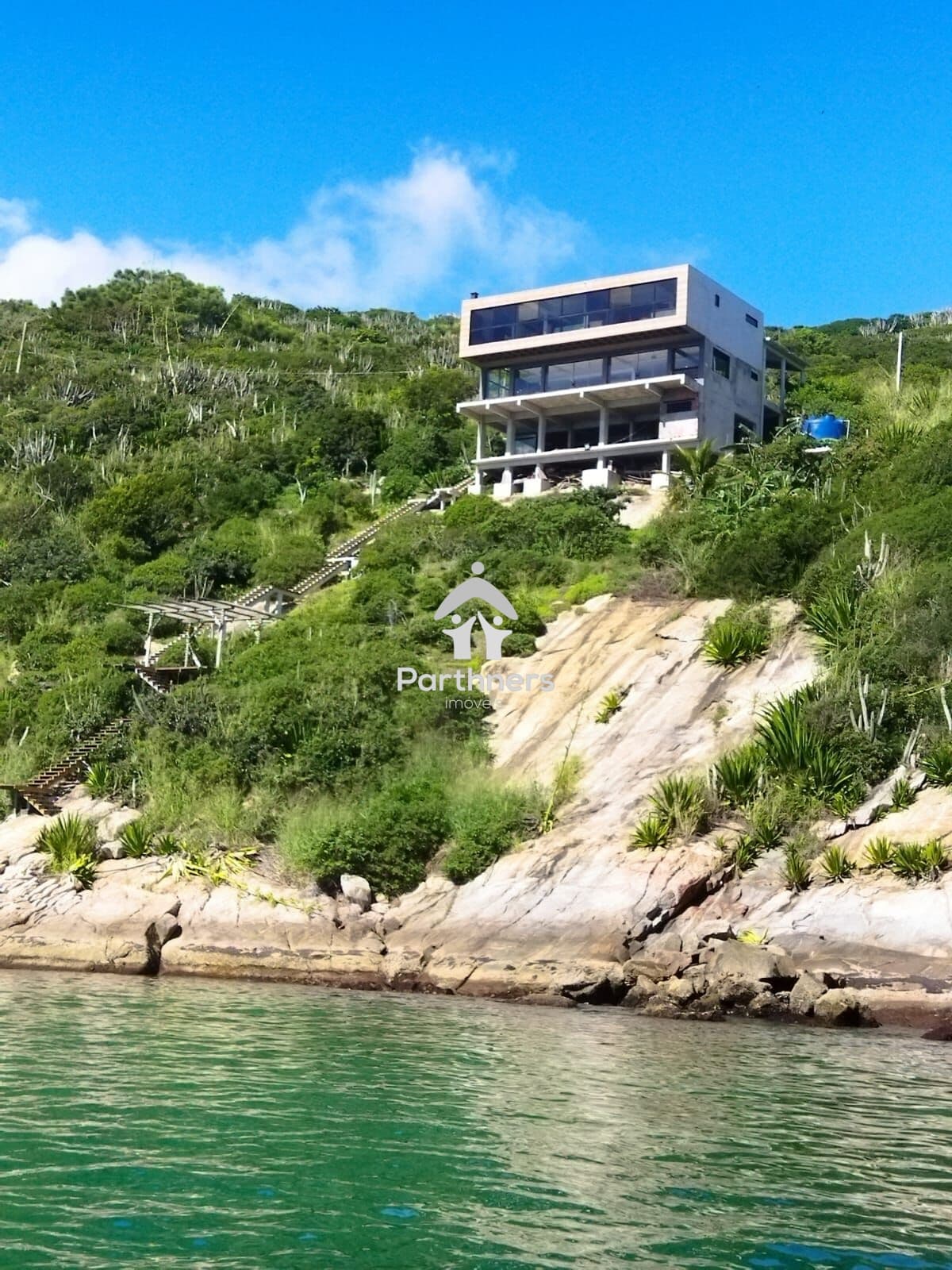 Sobrado e 02 terrenos com área total de 4.535 m2 estão a venda, condomínio fechado de frente para o mar em Arraial do Cabo/RJ.