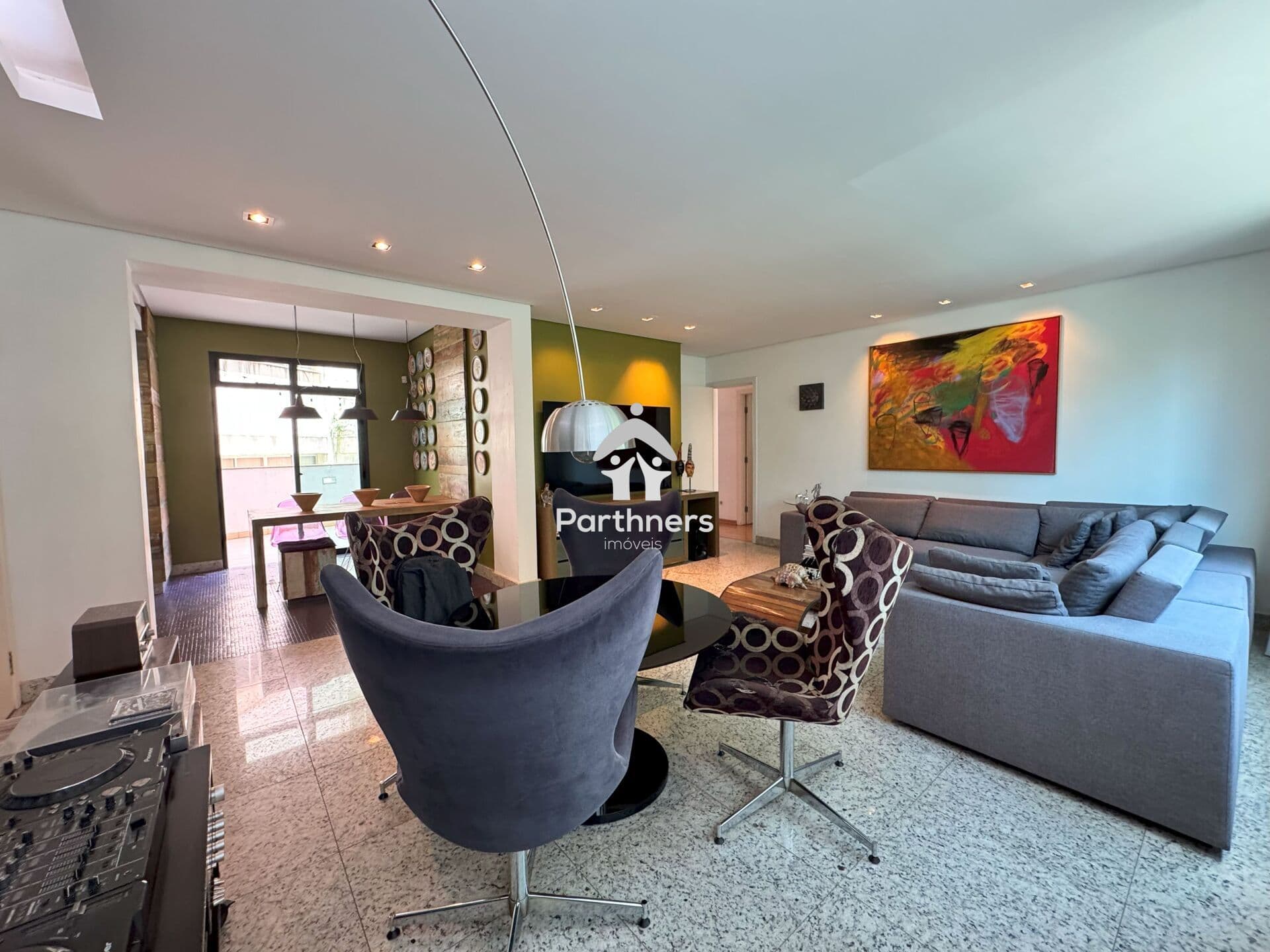 Charmosa Área Privativa, 3 Quartos, Suíte, 161,23 m2 (134,23m² Interno + 27m² Externo), no Coração do Sion