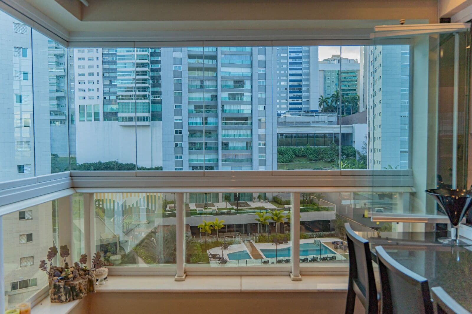 Maravilhoso Apto 2 Quartos, 2 Suítes, 77 m2, Andar Alto, Vista Panorâmica, em Condomínio Resort na Vila da Serra