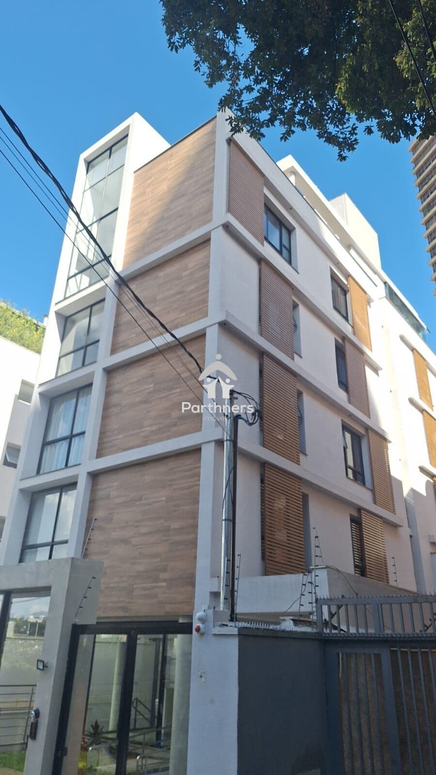 Charmosa Cobertura Duplex 2 Quartos, 2 Suítes, 131,14 (91,91 m2 Interno + 39,23 m2 Externo), Vista Panorâmica, em Ponto Charmoso na Serra - Logo atrás do Hotel Bourbon e do Tribunal de Justiça (Av. Afonso Pena)