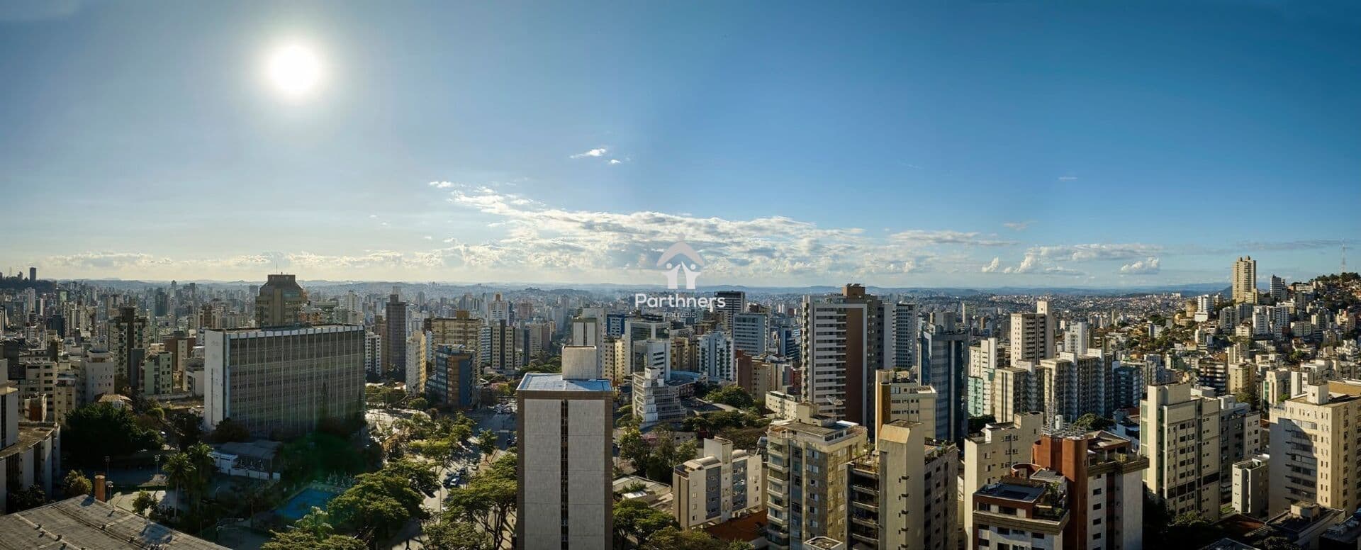 Charmoso Apto 3 Quartos, 1 Suíte e 2 Semi-suítes, 97,7 m2 - Prédio com Lazer e Gourmet no Pilotis e Rooftop - Na Serra, a alguns poucos passos da Praça Milton Campos